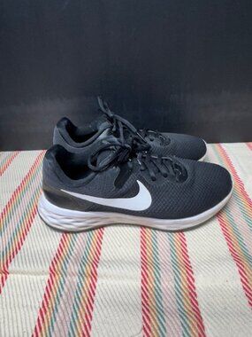 Nike Revolution 6 Woman's Size 9 Wide